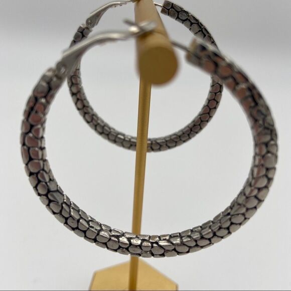Snakeskin silver hoop earrings - Picture 4 of 5